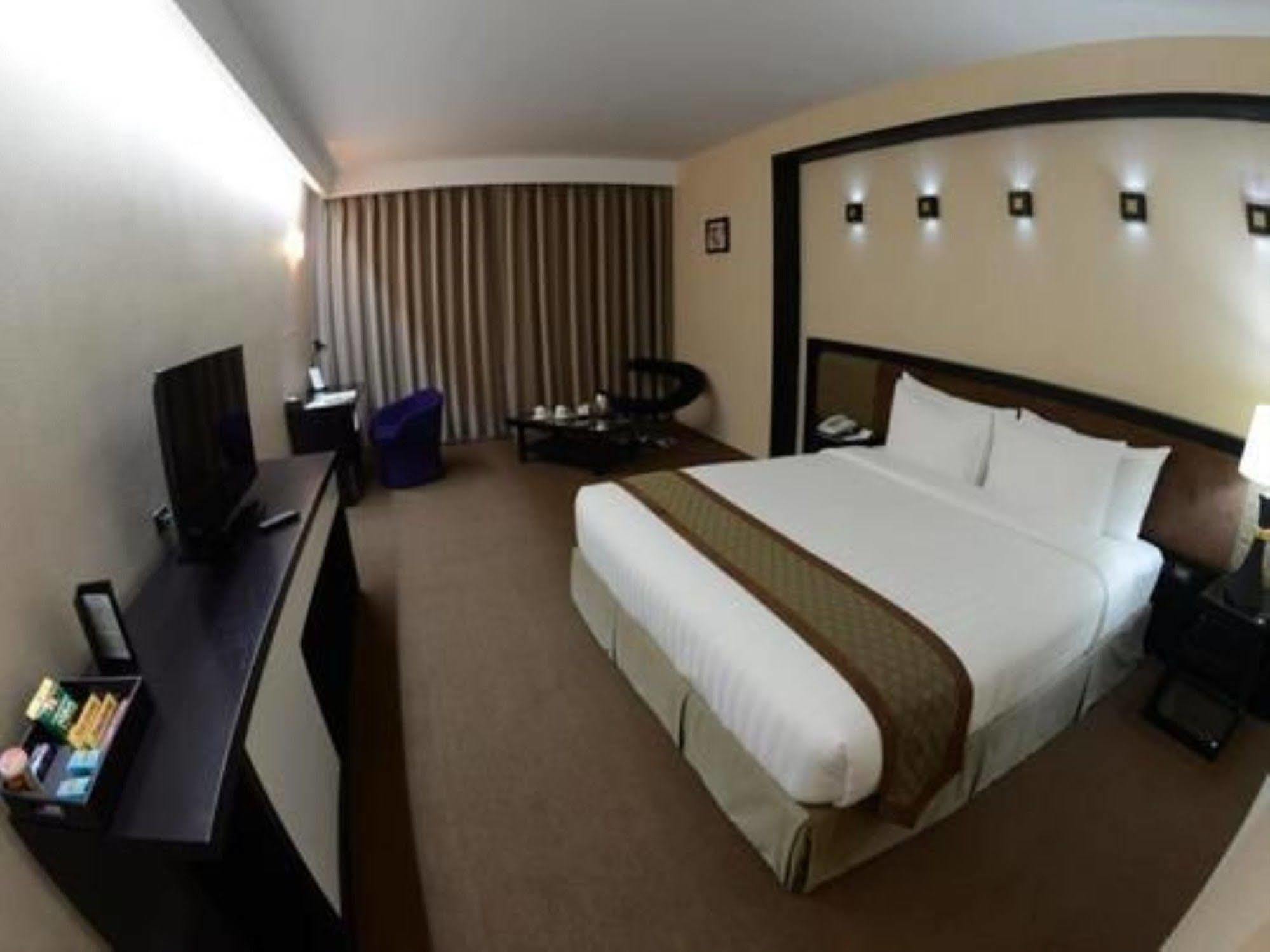 Avenue 64 Hotel Yangon Bagian luar foto